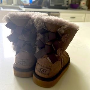 Little girls Uggs bow size 9